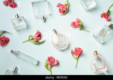 Flacons de parfum et les orchidées sauvages contexte Banque D'Images