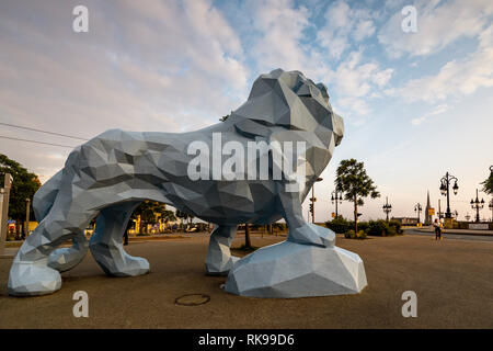 Xavier Veilhan's 2004 Blue Lion sculpture en place Stalingrad, Bordeaux, France Banque D'Images