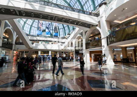 Intérieur un grand dôme en verre au centre commercial Mall of the Emirates près d'échanger quatre sur Sheikh Zayed Road dans le centre de Dubaï à Dubaï, Émirats Arabes Unis Banque D'Images