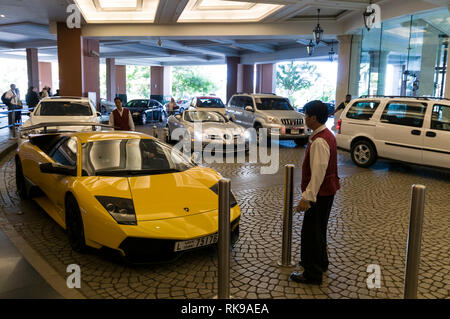 Une voiture de sport de luxe dans un espace de stationnement dans le centre commercial Mall of the Emirates shopping mall à Dubaï dans le centre-ville de Dubaï à quatre échanges sur Sheikh Zayed Road Banque D'Images