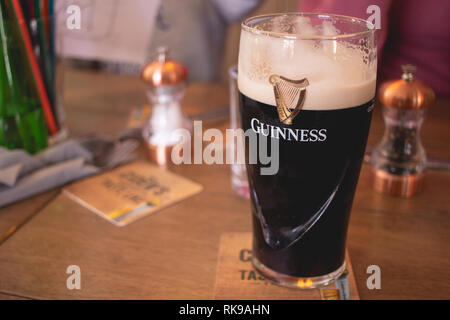 Pinte de Guinness sur une table de pub Banque D'Images