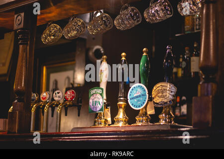 Bières à la pression dans un pub anglais traditionnel à Londres Banque D'Images