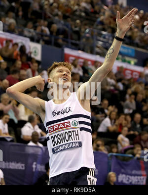 Tom Bosworth célèbre remportant le 5000m hommes à pied pendant deux jours de la SPAR British Athletic Indoor Championships à Arena de Birmingham. Banque D'Images