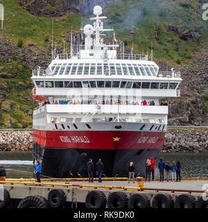 Navire 'Kong Harald' de la compagnie Hurtigruten est proche de pier, port de débarquement, Stamsung Vestvagöy sur l'île,, Lofoten, Norvège Banque D'Images