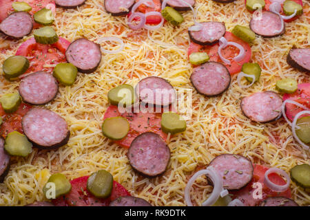 Matières des pizzas au jambon, champignons, mozzarella, sauce tomate et câpres, de l'alimentation contexte Banque D'Images