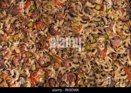 Des pizzas au jambon, champignons, mozzarella, sauce tomate et câpres, de l'alimentation contexte Banque D'Images