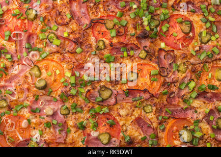 Des pizzas au jambon, champignons, mozzarella, sauce tomate et câpres, de l'alimentation contexte Banque D'Images