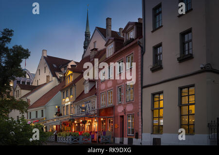RIGA, Lettonie, 15 août 2016 : vue de la nuit d'un restaurant dans la vieille ville de Riga, en Lettonie. Banque D'Images
