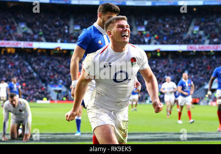 L'Angleterre Owen Farrell célèbre marquant son cinquième du côté d'essayer le jeu pendant le match des Six Nations Guinness au stade de Twickenham, Londres. Banque D'Images