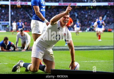 L'Angleterre Owen Farrell célèbre marquant son cinquième du côté d'essayer le jeu pendant le match des Six Nations Guinness au stade de Twickenham, Londres. Banque D'Images