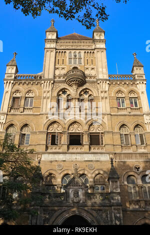 Vue partielle de l'ère coloniale Elphinstone College à Kala Ghoda salon, Fort, Mumbai Banque D'Images