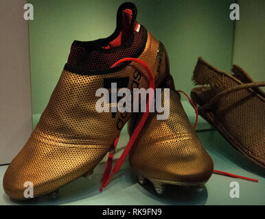 Mo Salah's golden boots en exposition au British Museum, une partie de la collection égyptienne Banque D'Images