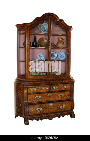 Beau vieux bureau en bois en marqueterie sur fond blanc. Banque D'Images