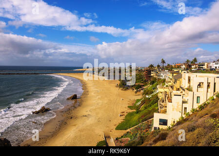 Maisons de luxe au-dessus de la plage d'État Corona Del Mar n Californie Banque D'Images