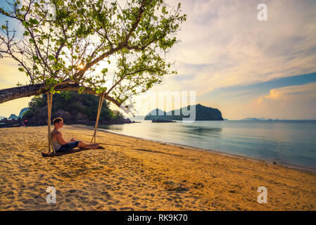 Jeune garçon aime coucher n Ko Hong island en Thailande Banque D'Images