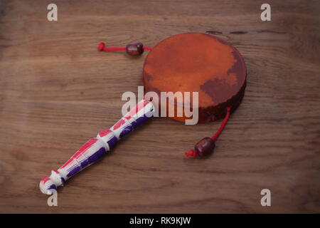 Tambour Tambour Damaru Twist instrument à percussion avec une poignée Banque D'Images