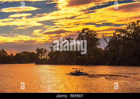 Coucher de soleil sur le fleuve Murray avec un bateau à Mildura, Australie Banque D'Images