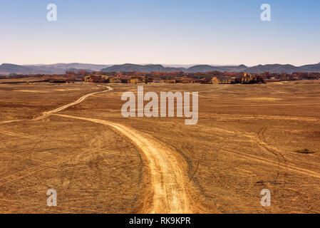 Chemin de terre allant à la ville de Ouarzazate au Maroc Banque D'Images