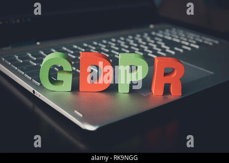 Close up of abréviation PIBR situé au bas de l'article ordinateur portable sur le tableau blanc. Concept de données à caractère personnel de contrôle et de protection. Dat de contrôleurs Banque D'Images