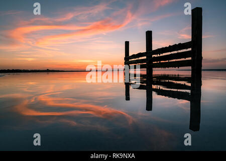 Coucher de soleil sur une piscine d'eau sur la plage Banque D'Images