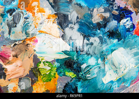 Peinture huiles répandues sur la palette du peintre. Le mélange de différentes couleurs de peinture sur la palette pour peindre une image. Il n'est pas une image complète Banque D'Images
