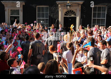 La Torche Olympique atteint le premier ministre David Cameron avec son épouse Samantha Cameron au numéro 10 Downing Street réalisé par Ceri Davies, qui a transmis le flambeau à Florence Rowe, le relais de la flamme se terminera demain avec c'est l'arrivée à l'Olympic Park pour la cérémonie d ouverture des Jeux Olympiques de 2012 à Londres. 25 juillet 2012 --- Image par © Paul Cunningham Banque D'Images