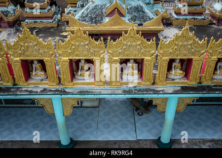 Le Myanmar, Monywa - 24 septembre 2016 : Des statuettes de Bouddha à Thanboddhay Paya complex Banque D'Images