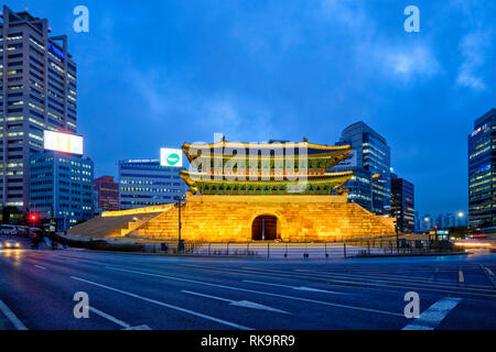 Séoul, Corée du Sud - 1 Avril 2016 : La Porte de Namdaemun porte Sungnyemun de nuit avec le trafic urbain, Séoul, Corée du Sud Banque D'Images