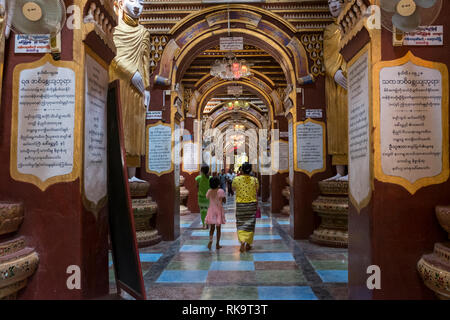 Le Myanmar, Monywa - 24 septembre 2016 : l'intérieur Thanboddhay Paya temple principal Banque D'Images