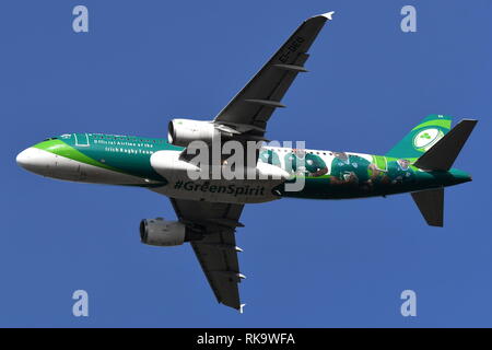 'GREEN SPIRIT' - AER LINGUS AIRBUS A320-200 EI-DEO - TRANSPORTEUR OFFICIEL DE L'ÉQUIPE DE RUGBY irlandaise. Banque D'Images