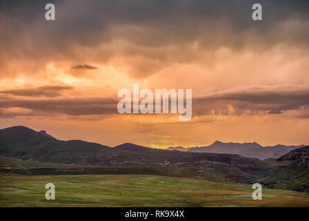 Les nuages de tempête allumée en couleurs dramatiques au coucher du soleil sur les montagnes du Drakensberg entourant l'Amphithéâtre, vu le Golden Gate Highlands National Park Banque D'Images