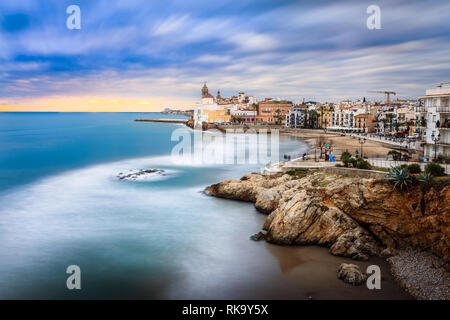 Sitges est connue pour ses plages, la vie nocturne et les sites historiques. La plage vu ici, c'est Playa San Sebastian et l'église est un véritable monument, san b Banque D'Images