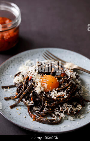 Pâtes au pesto rouge avec noir et jaune Banque D'Images