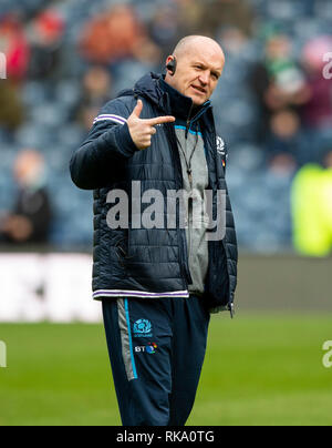 Edinburgh, Ecosse, Royaume-Uni. 9 Feb 2019. L'entraîneur-chef de l'Ecosse, Gregor Townsend, réchauffe son équipe avant le coup d'envoi que l'Écosse l'hôte de l'Irlande dans leur deuxième match du championnat 2019 6 Nations au stade de Murrayfield à Édimbourg. (Photo par Ian Jacobs) Crédit : Ian Jacobs/Alamy Live News Banque D'Images