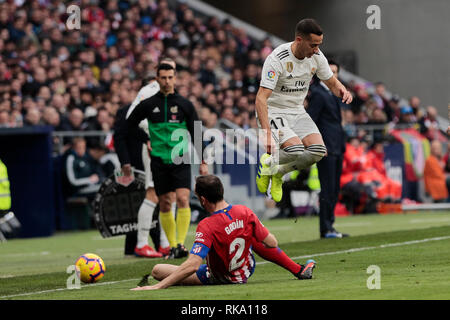 Madrid, Espagne. 9 Feb 2019. L'Atletico de Madrid Diego Godin et Real Madrid's Lucas Vazquez vu en action au cours de la correspondance entre la Liga Atletico de Madrid et le Real Madrid au stade de Wanda Metropolitano de Madrid, Espagne. ( Score final : Atletico de Madrid 1:3 Real Madrid ) Crédit : SOPA/Alamy Images Limited Live News Banque D'Images