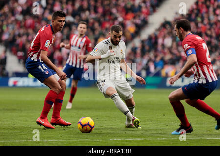 Madrid, Espagne. 9 Feb 2019. L'Atletico de Madrid Rodrigo Hernandez (L) et Diego Godin (R) et du Real Madrid Benzema sont vus en action au cours de la La Liga match entre l'Atletico de Madrid et le Real Madrid au stade de Wanda Metropolitano de Madrid, Espagne. ( Score final : Atletico de Madrid 1:3 Real Madrid ) Crédit : SOPA/Alamy Images Limited Live News Banque D'Images