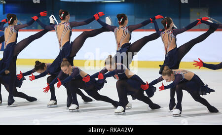 Zagreb, Croatie. Feb 9, 2019. L'équipe de patinage de glace de la Russie Tatarstan fonctionne à la compétition internationale de patinage synchronisé 15ème Trophée Flocons de Zagreb à Zagreb, Croatie, le 9 février 2019. Credit : Marko Prpic/Xinhua/Alamy Live News Banque D'Images