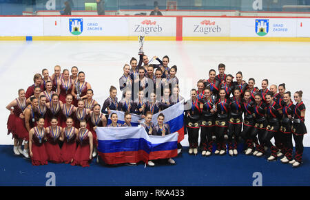 Zagreb, Croatie. Feb 9, 2019. La première place de la Russie Tatarstan (C), la deuxième place Skyliners des États-Unis (L), la troisième place de Berlin l'équipe 1 de l'Allemagne à la compétition internationale de patinage synchronisé 15ème Trophée Flocons de Zagreb à Zagreb, Croatie, le 9 février 2019. Credit : Marko Prpic/Xinhua/Alamy Live News Banque D'Images