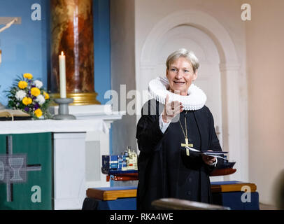 Hambourg, Allemagne. 10 fév, 2019. Kirsten Fehrs, évêque de l'Église protestante au Nord, parle dans l'église St Gertrud dans Hamburg-Altenwerder au cours d'un service divin qui est diffusée en direct par la deuxième chaîne de télévision allemande (ZDF). Photo : Markus Scholz/dpa/Alamy Live News Banque D'Images