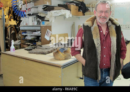 Déposée - 01 février 2019, Suisse, Zurich : Le Swiss master fourreur Thomas aus der Au dans son atelier avec shop. Avec son association de fourrure, il préconise l'utilisation des peaux. Photo : Christiane Oelrich/dpa Banque D'Images