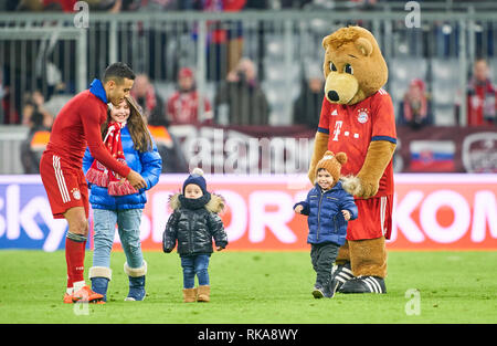 Thiago ALCANTARA, FCB avec 6 fils Gabriel gauche, Javi Martinez FCB 8 fils Luca, veste bleue, FCB mascot Bernie FC BAYERN MUNICH - FC SCHALKE 04 3-1 - DFL RÈGLEMENT INTERDIT TOUTE UTILISATION DES PHOTOGRAPHIES comme des séquences d'images et/ou quasi-vidéo - 1.ligue de soccer allemand , Munich, Février 09, 2019, 22 ème journée de la saison 2018/2019, FCB, München, © Peter Schatz / Alamy Live News Banque D'Images