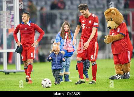 Thiago ALCANTARA, FCB avec 6 fils Gabriel veste sombre, Javi Martinez FCB 8 fils Luca, veste bleue, FCB mascot Bernie FC BAYERN MUNICH - FC SCHALKE 04 3-1 - DFL RÈGLEMENT INTERDIT TOUTE UTILISATION DES PHOTOGRAPHIES comme des séquences d'images et/ou quasi-vidéo - 1.ligue de soccer allemand , Munich, Février 09, 2019, 22 ème journée de la saison 2018/2019, FCB, München, © Peter Schatz / Alamy Live News Banque D'Images