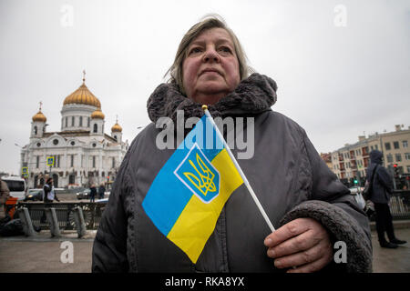 Moscou, Russie. Février 10, 2019 : une femme prend part à la colère des mères Mars, un événement en faveur des prisonniers politiques à Moscou. Une femme est titulaire pavillon ukrainien sur l'arrière-plan de la Cathédrale de Christ le Sauveur, dans le centre de Moscou, Russie Crédit : Nikolay Vinokourov/Alamy Live News Banque D'Images