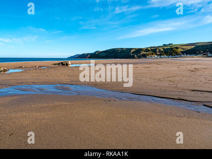 Pease Bay, Scottish Borders, Scotland, Royaume-Uni, 10 février 2019. UK Météo : ensoleillé et calme avec chaleur estimé à partir de la lumière du soleil. La large plage de sable à marée basse avec des falaises autour de la côte Banque D'Images