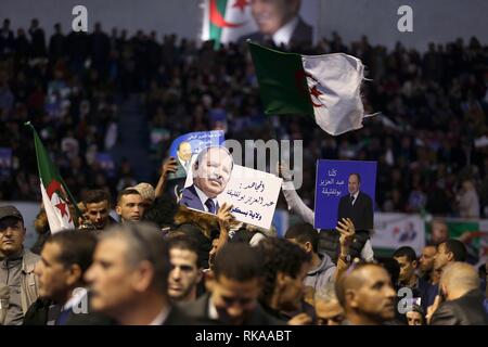 Alger, Algérie. 10 fév, 2019. Le parti au pouvoir algérien d'avant la libération nationale tient une réunion à l'appui de l'actuel Président Abdelaziz Bouteflika à l'élection présidentielle du mois d'avril, à Alger, Algérie, le 9 février 2019. Source : Xinhua/Alamy Live News Banque D'Images