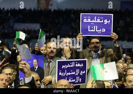 Alger, Algérie. 10 fév, 2019. Le parti au pouvoir algérien d'avant la libération nationale tient une réunion à l'appui de l'actuel Président Abdelaziz Bouteflika à l'élection présidentielle du mois d'avril, à Alger, Algérie, le 9 février 2019. Source : Xinhua/Alamy Live News Banque D'Images