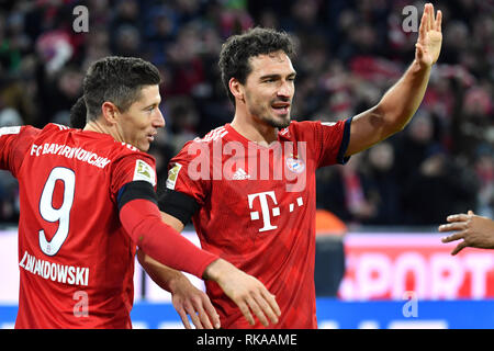 Munich, Allemagne. 09Th Feb 2019. Mats HUMMELS (FC Bayern Munich), geste, donne des instructions, à gauche : Robert LEWANDOWSKI (FC Bayern Munich), l'action. Le football 1. Bundesliga, 21.journée, journée21, FC Bayern Munich M) - FC Schalke 04 (GE) 3-1, le 09.02.2019 dans Muenchen ALLIANZARENA, DFL RÈGLEMENT INTERDIT TOUTE UTILISATION DE PHOTOGRAPHIE COMME DES SÉQUENCES D'IMAGES ET/OU QUASI VIDÉO. Utilisation dans le monde entier | Credit : dpa/Alamy Live News Banque D'Images