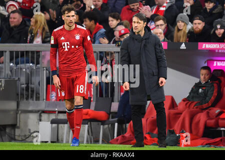 Munich, Allemagne. 09Th Feb 2019. Niko Kovac (entraîneur FC Bayern Munich) avec Leon GORETZKA (Bayern Munich). Le football 1. Bundesliga, 21.journée, journée21, FC Bayern Munich M) - FC Schalke 04 (GE) 3-1, le 09.02.2019 dans Muenchen ALLIANZARENA, DFL RÈGLEMENT INTERDIT TOUTE UTILISATION DE PHOTOGRAPHIE COMME DES SÉQUENCES D'IMAGES ET/OU QUASI VIDÉO. Utilisation dans le monde entier | Credit : dpa/Alamy Live News Banque D'Images