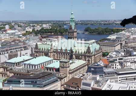 Hambourg, Allemagne. 07Th Juillet, 2018. Vue depuis la rue memorial Nikolai à l'arrière de l'hôtel de ville de Hambourg ainsi que l'intérieur et l'extérieur de l'Alster. Photo : Markus Scholz/dpa/Alamy Live News Banque D'Images