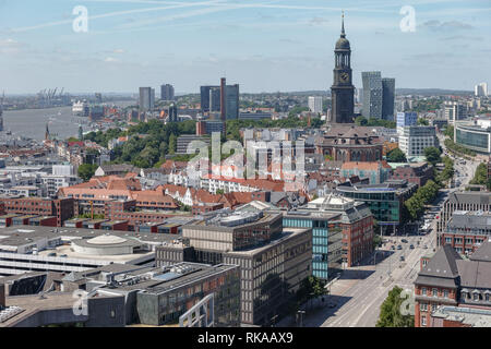 Hambourg, Allemagne. 07Th Juillet, 2018. Vue panoramique de la MEMORIAL St. Nikolai sur la Ludwig-Erhard-Straße en direction de St.Pauli avec l'église principale Saint Michel (Michel) et de l'Elbe à l'arrière-plan. Photo : Markus Scholz/dpa/Alamy Live News Banque D'Images